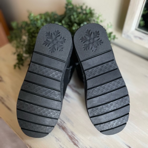 Black suede and lambs wool lined booties Sz 8 - Picture 6 of 6